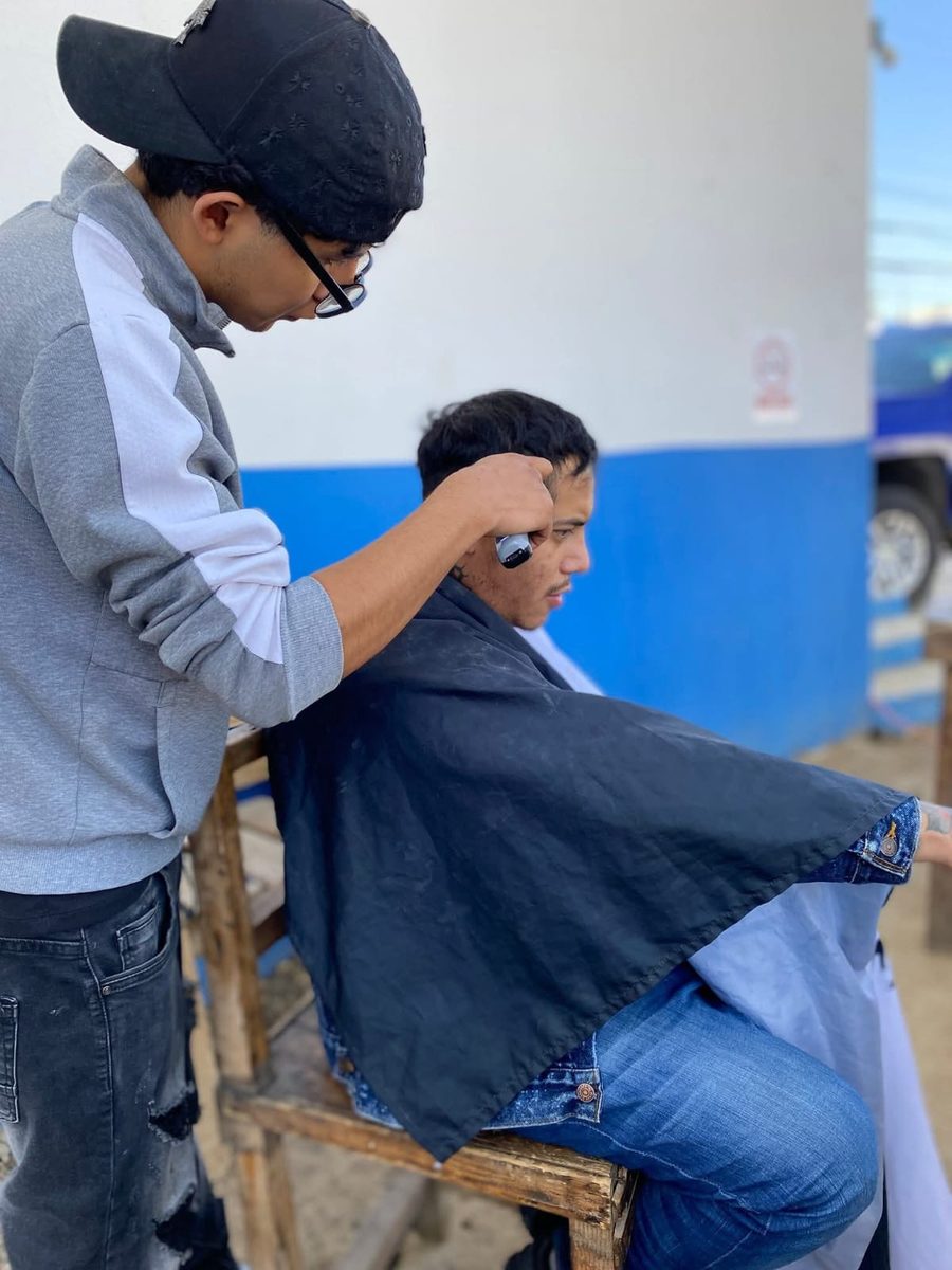 Sesión de barbería en evento comunitario