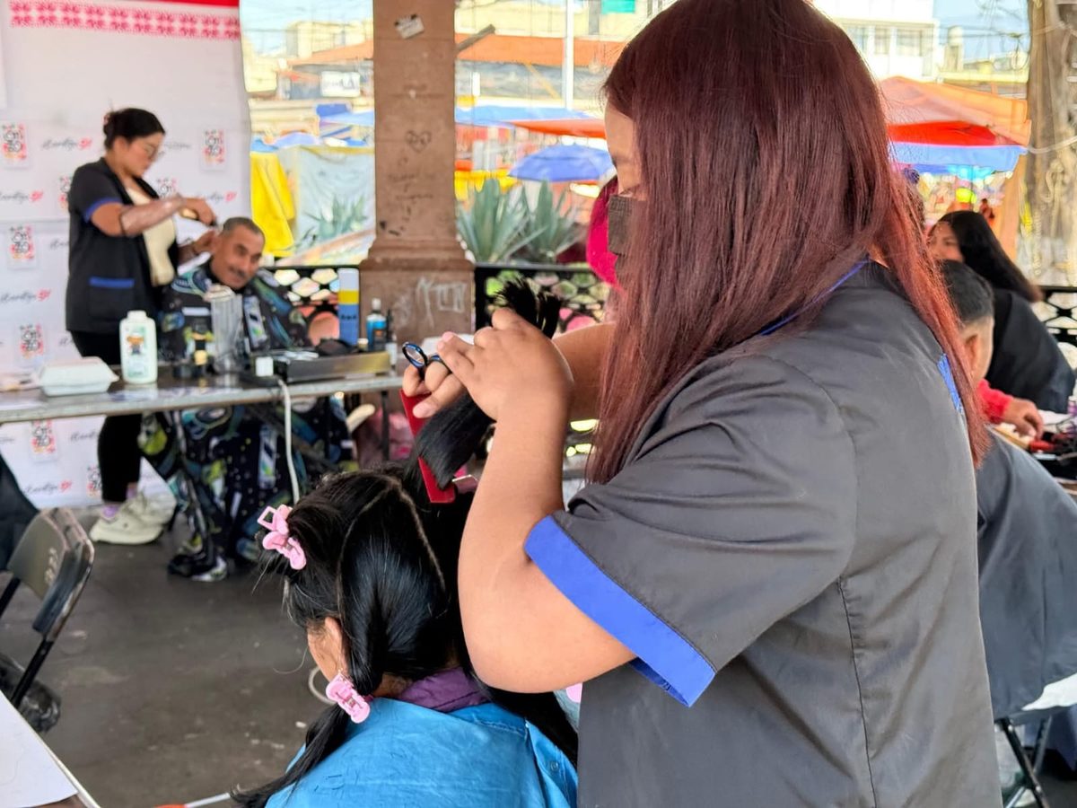 Estilista en jornada de servicio social