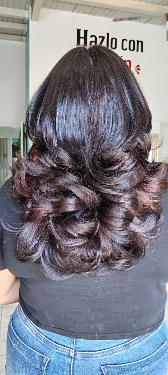 Peinado con ondas y volumen — práctica de salón