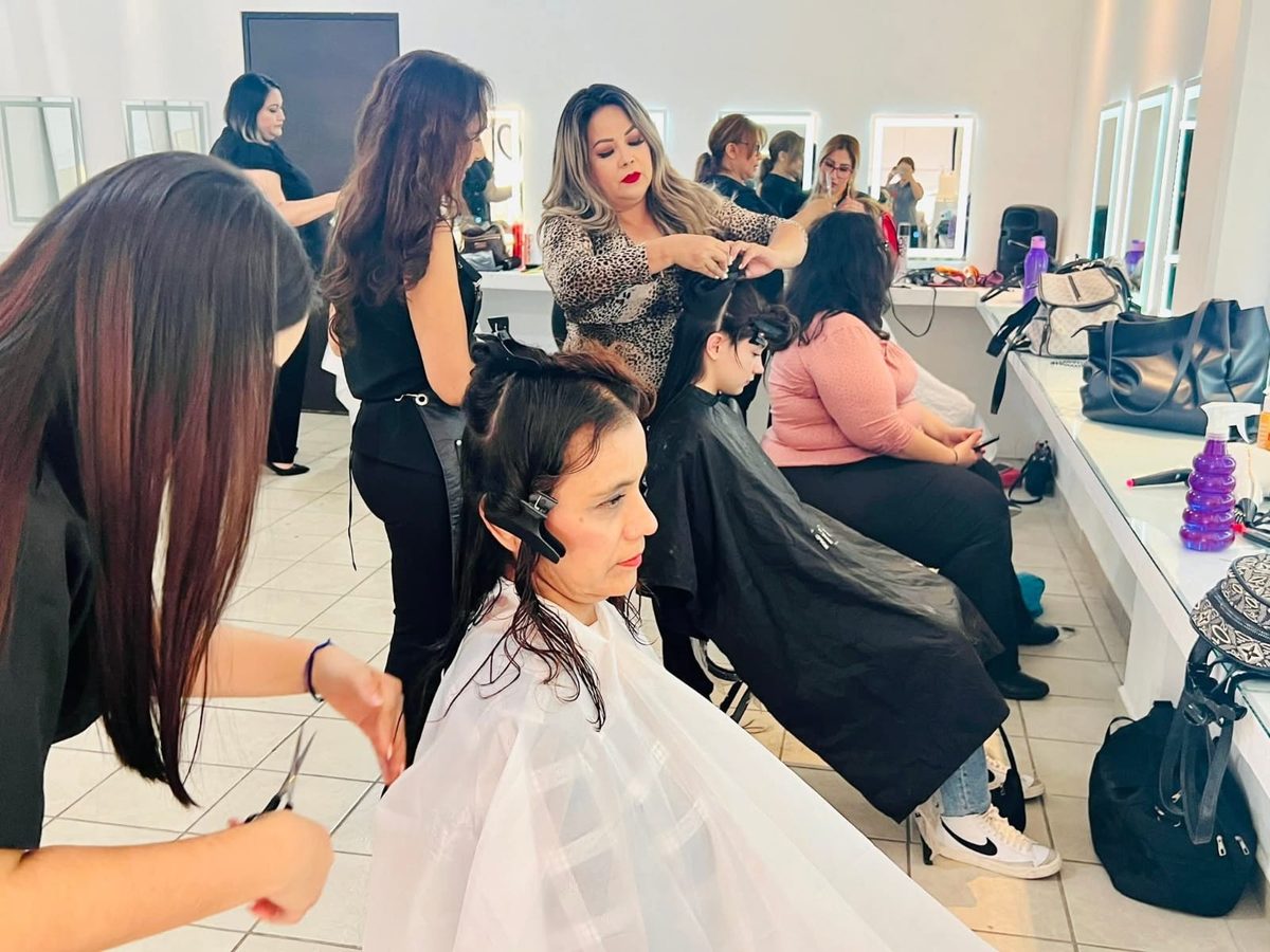 Equipo de estilistas en práctica supervisada